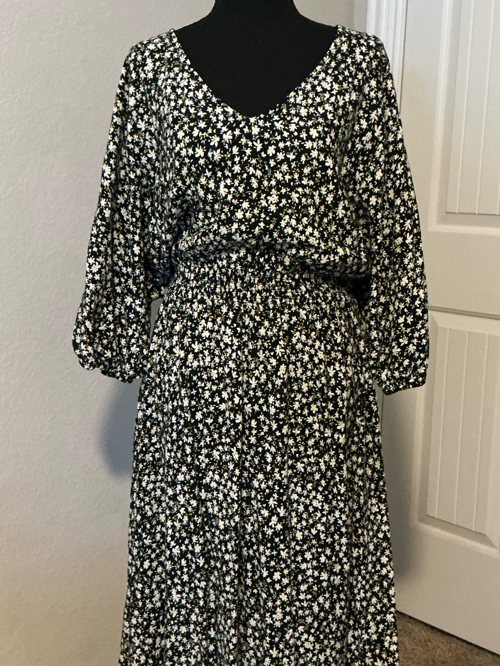 Time and Tru Black and White Floral V-Neck Long Sleeve Dress